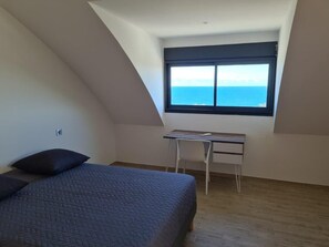 4 bedrooms, desk, iron/ironing board, travel crib