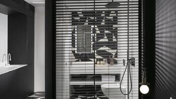 Douche, douche à « effet pluie », serviettes fournies, savon