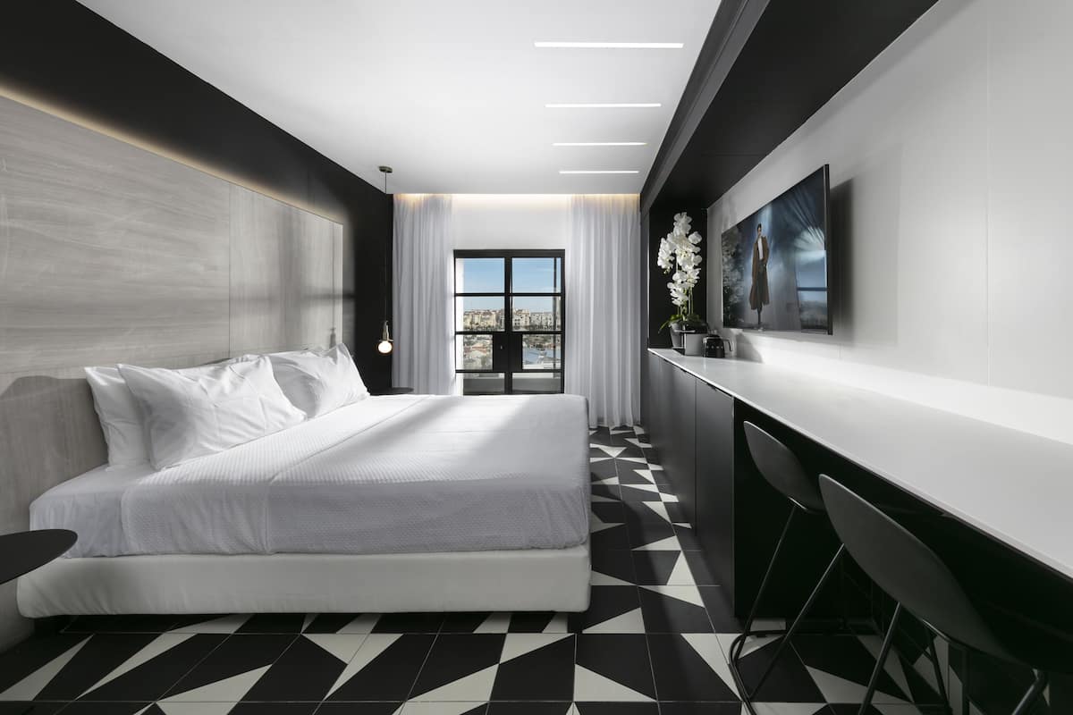 Brankas, Wi-Fi gratis, dan seprai linen