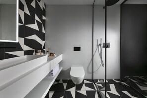 Shower, rainfall showerhead, towels, soap - Bezalel Suites (Jerusalem)