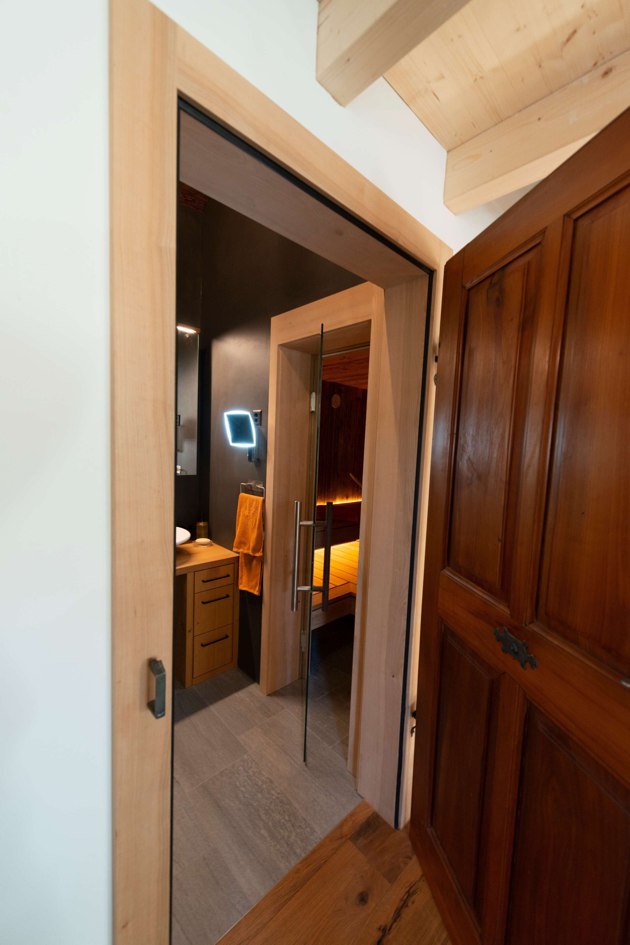 3 soverom, skrivebord, strykejern/-brett og reiseseng for barn