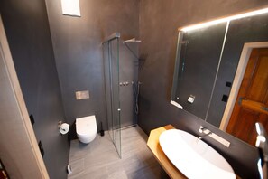 Douche, sèche-cheveux, serviettes fournies, savon