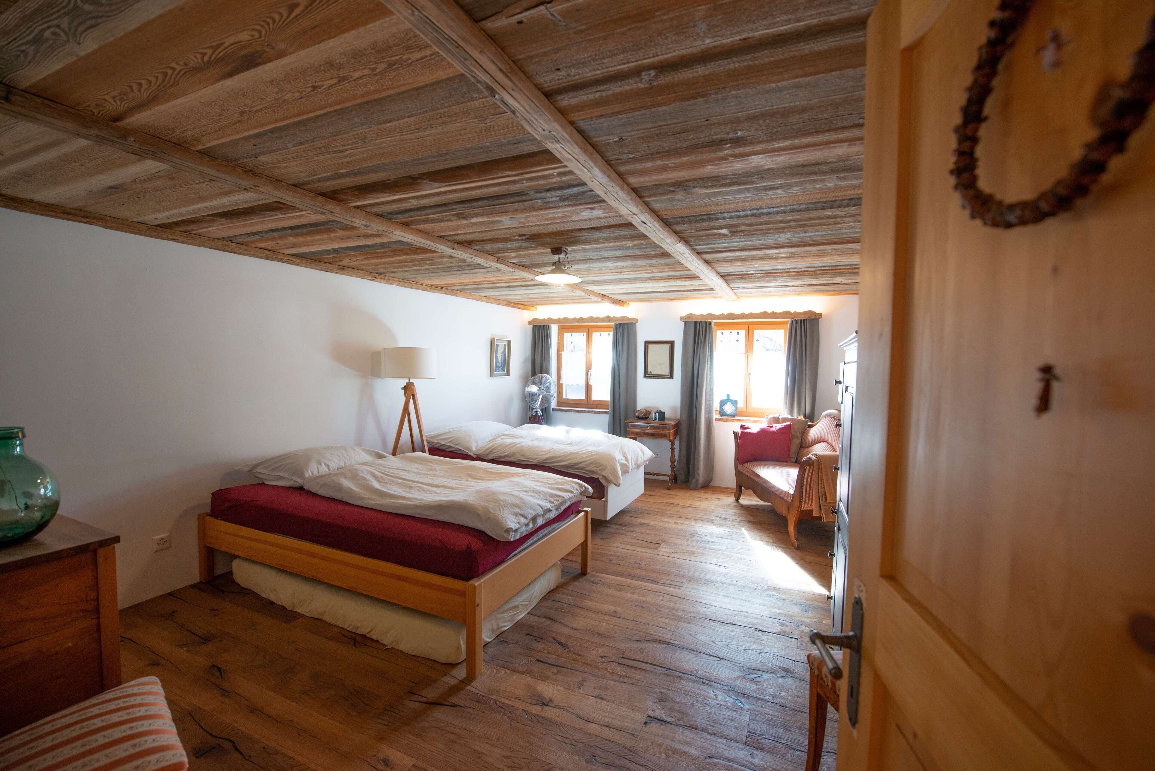 3 soverom, skrivebord, strykejern/-brett og reiseseng for barn