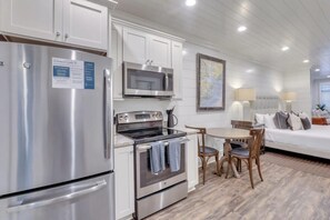 冷蔵庫、電子レンジ、オーブン、コンロ