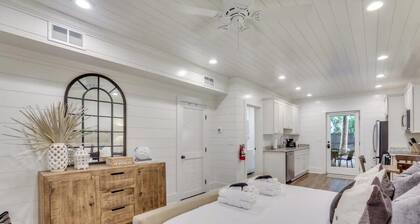 Downtown Condo 1 Block to King with Private Patio