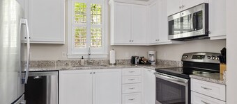 Upstairs Studio36 Walk to King St with Balcony