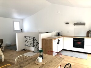 ثلاجة، فرن، موقد طهي مسطح، غسالة أطباق