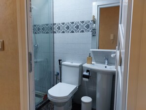Shower, bidet, towels, soap - Appartement Confortable à Tanger (Tanger)