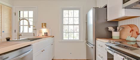 Réfrigérateur, four à micro-ondes, surface de cuisson, lave-vaisselle