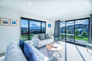 TV, fireplace - Tranquil Heights Wanaka (Wanaka)