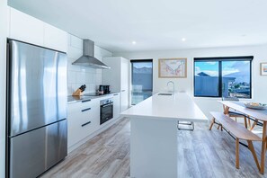 Fridge, microwave, oven, stovetop - Tranquil Heights Wanaka (Wanaka)