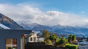 A modern house with a view of snow-capped mountains and a lake. - Tranquil Heights Wanaka (Wānaka)