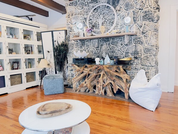 Interior - Confortable old Florida coral house 3 bed 2 bath pool and peacocks Las olas 1mil (Fort Lauderdale)