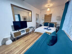 3 bedrooms, desk, iron/ironing board, travel cot - Confortable old Florida coral house 3 bed 2 bath pool and peacocks Las olas 1mil (Fort Lauderdale)