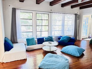 Smart TV, books, stereo - Confortable old Florida coral house 3 bed 2 bath pool and peacocks Las olas 1mil (Fort Lauderdale)