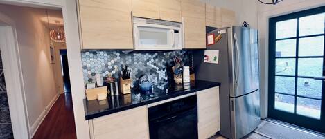 Frigorífico, microondas, horno y placa de cocina