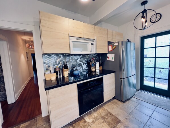 Kühlschrank, Mikrowelle, Ofen, Herdplatte