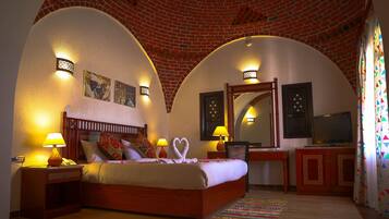 Minibar, coffres-forts dans les chambres, bureau, rideaux occultants