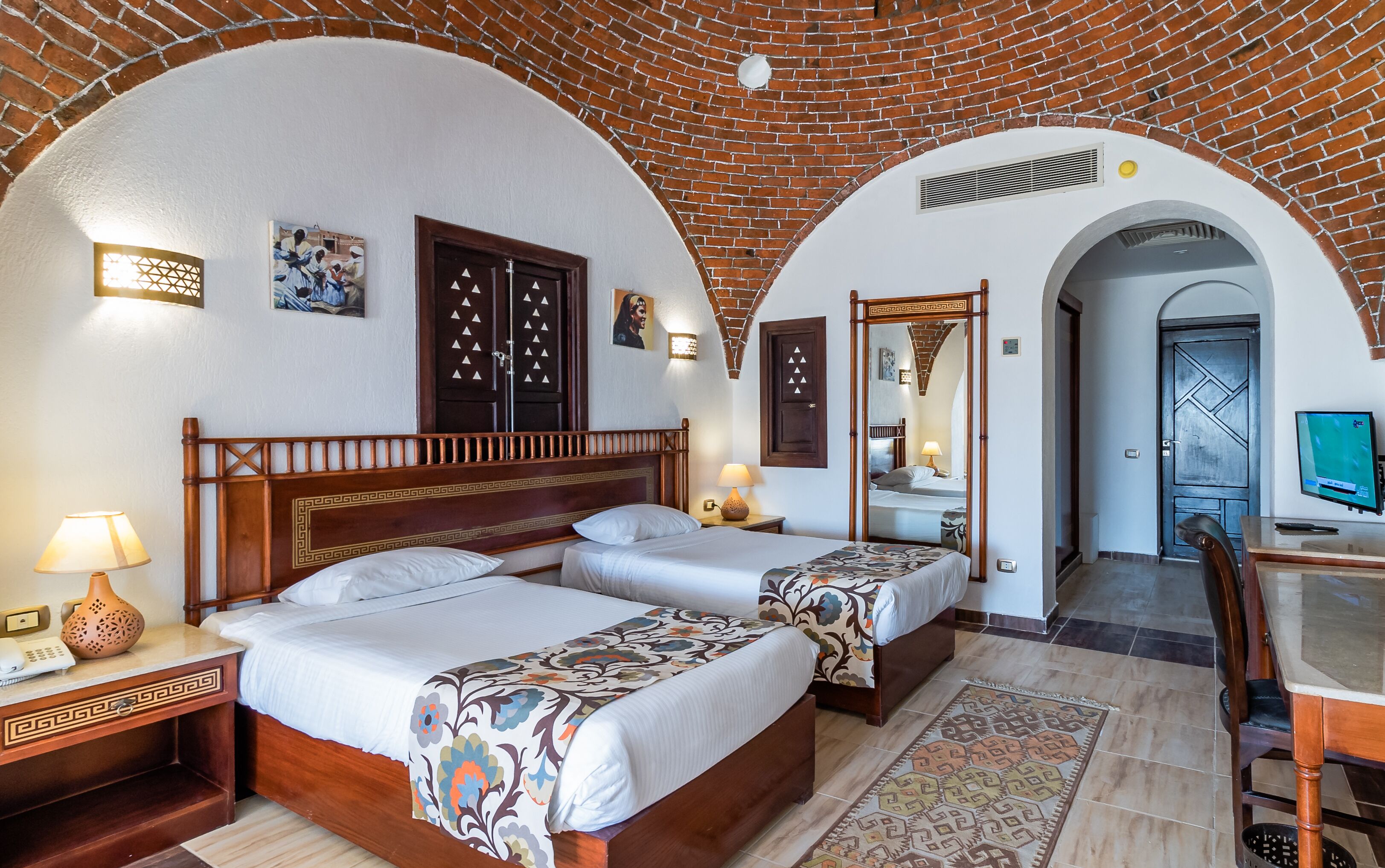 Rom – standard | Minibar, safe på rommet, skrivebord og blendingsgardiner