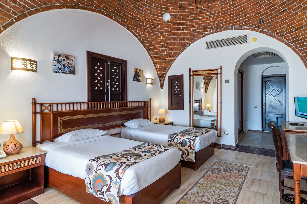 Rom – standard | Minibar, safe på rommet, skrivebord og blendingsgardiner