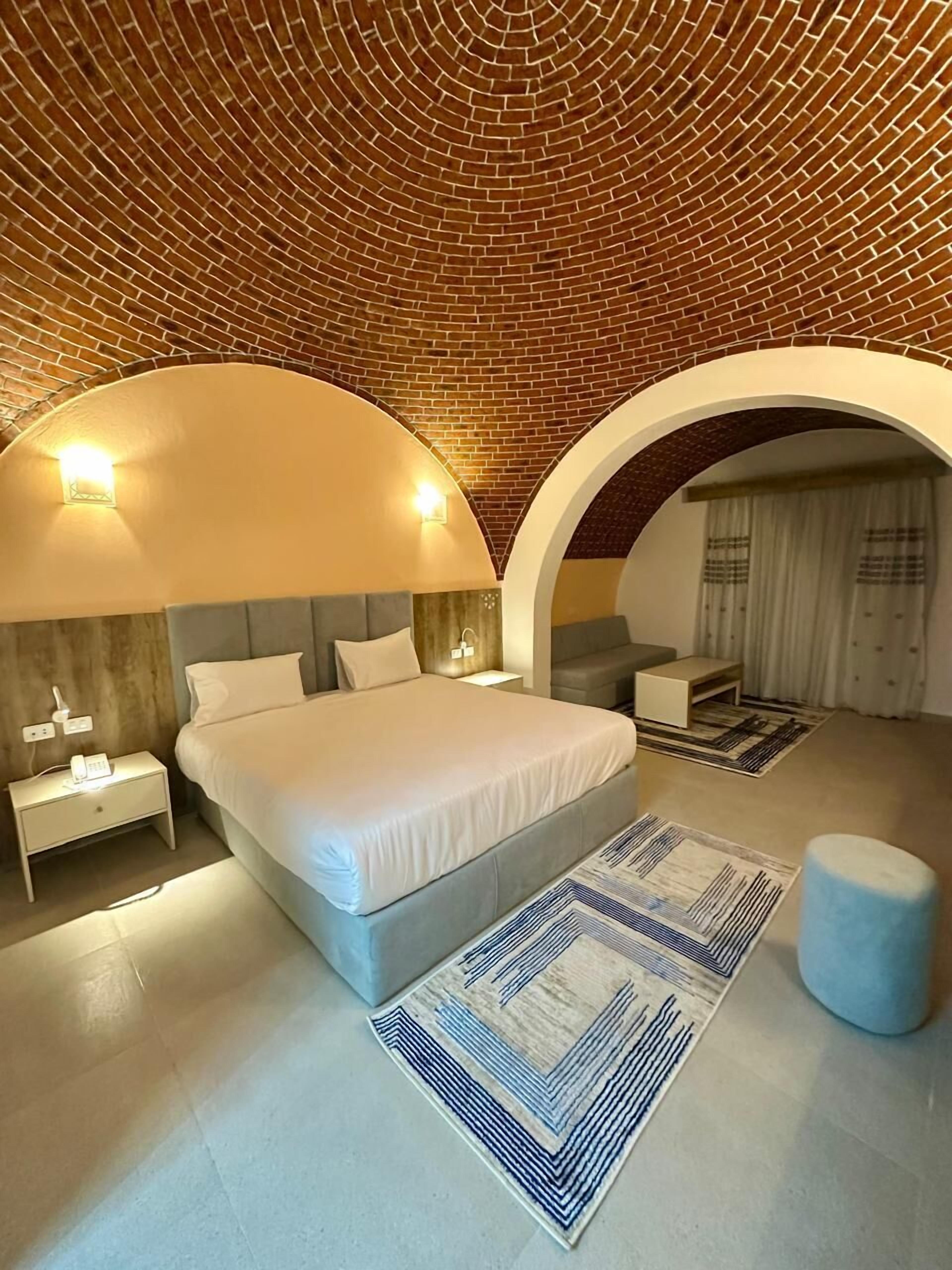 Minibar, safe på rommet, skrivebord og blendingsgardiner