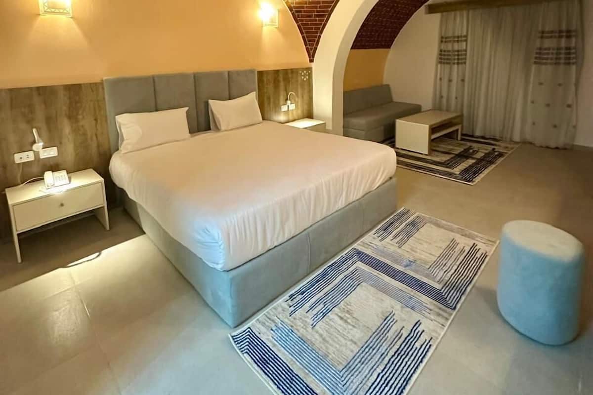 Minibar, safe på rommet, skrivebord og blendingsgardiner