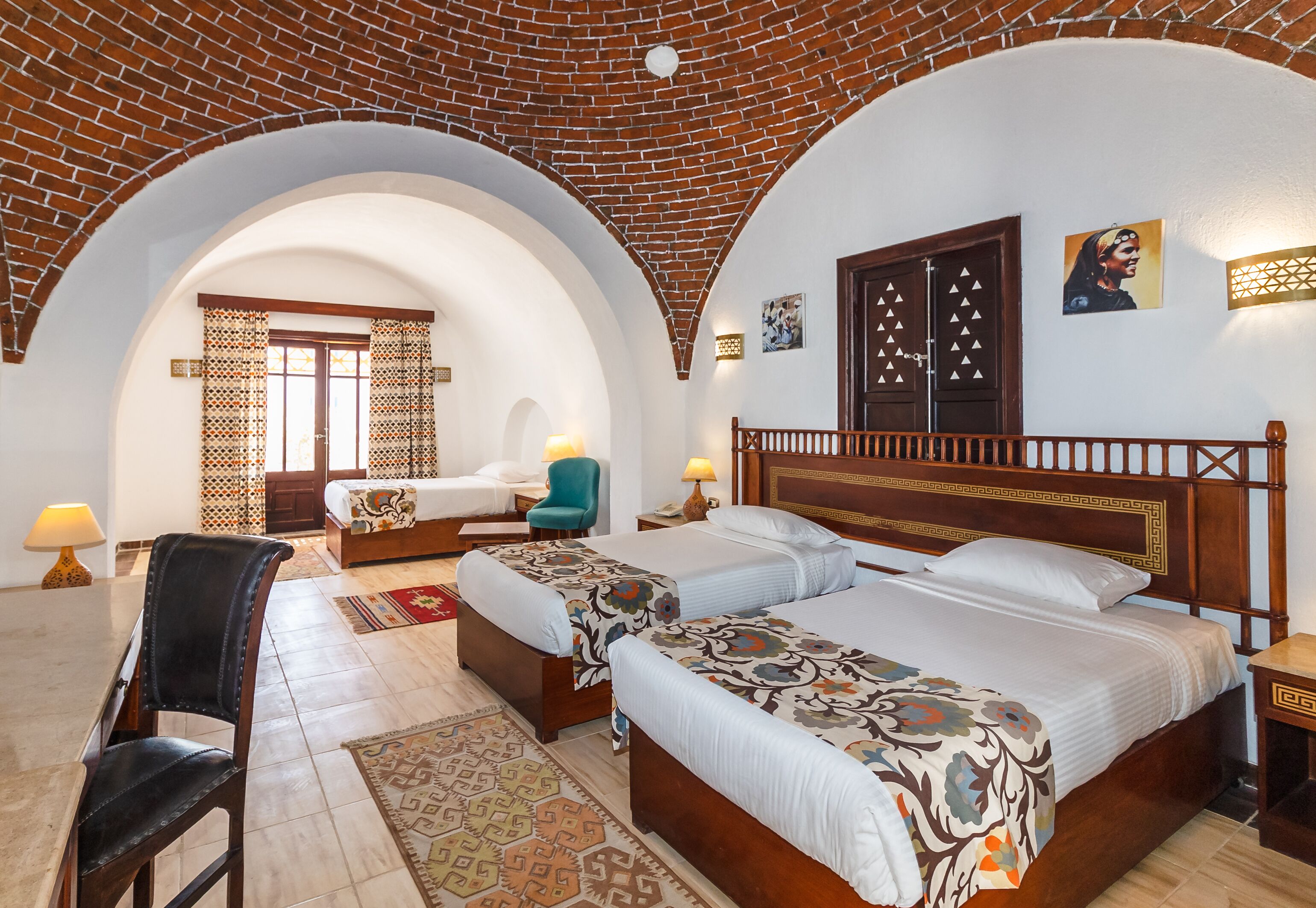 Familierom | Minibar, safe på rommet, skrivebord og blendingsgardiner