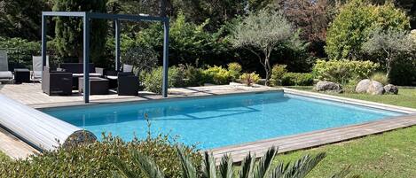 Alberca al aire libre y alberca climatizada