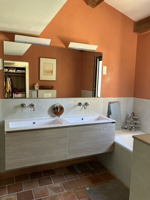 Secador de cabelo, toalhas de banho