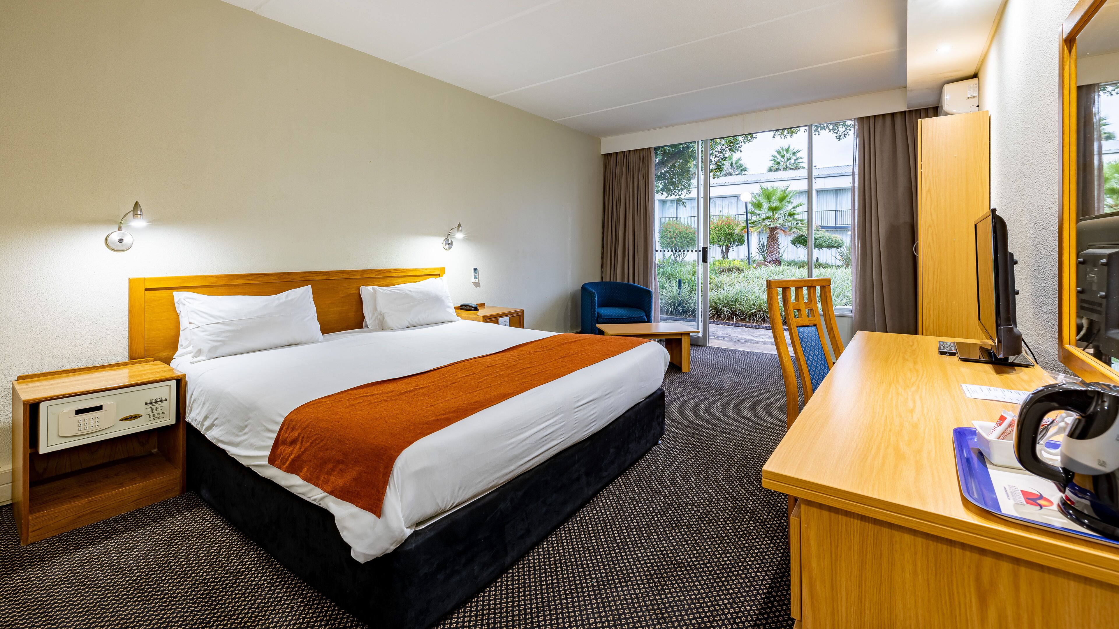 Comfort Room, 1 King Bed | Individually decorated, individually furnished, desk, laptop workspace