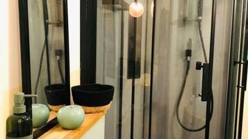 Douche, sĂšche-cheveux, serviettes fournies, savon