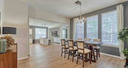 The Woodlands 3BR 1-Story Retreat | Grill | Baby Friendly | Open Kitchen