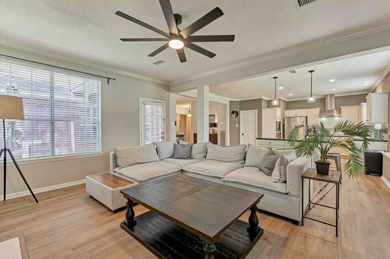 Smart TV, chimenea y oficina 