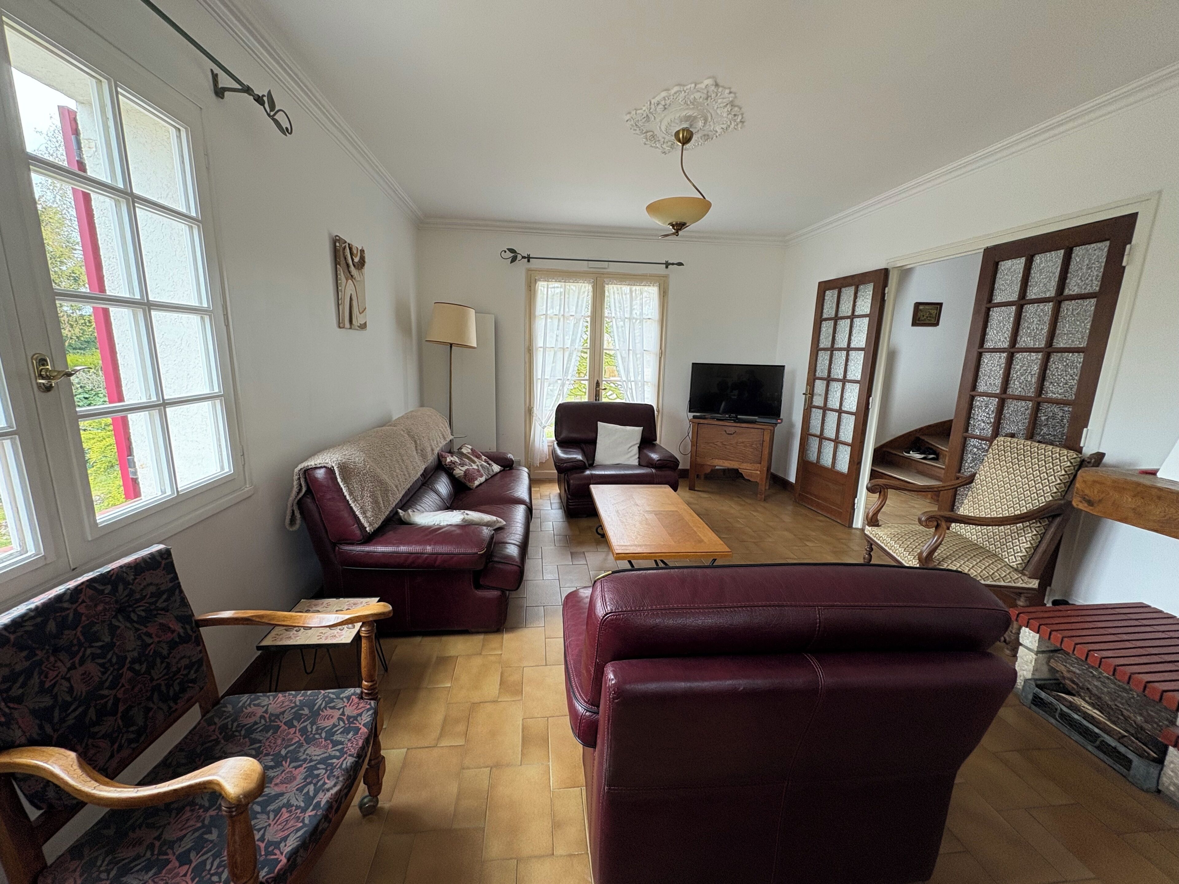 TV, fireplace, table tennis, books