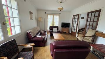 TV, fireplace, table tennis, books