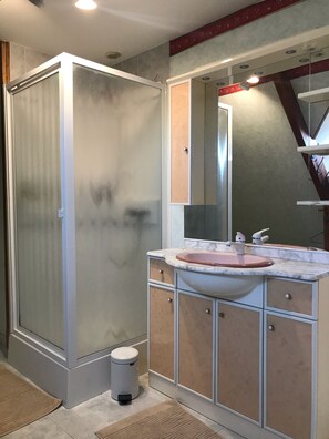 Een douche, een haardroger