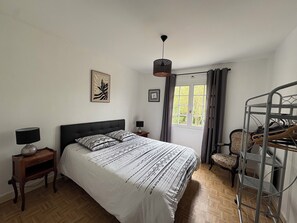 4 bedrooms, iron/ironing board, free WiFi, bed sheets