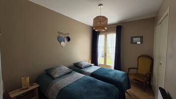 4 bedrooms, iron/ironing board, free WiFi, bed sheets