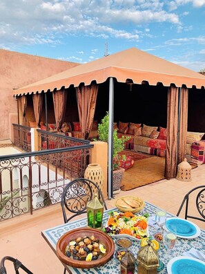 Outdoor dining - Riad Baya Whole House 5 Bedrooms Pool and Terrace (Marrakech, Morocco)