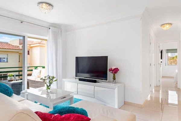 Living Room with Sea-View Terrace, Apple TV Multimedia & Sonos Sound System