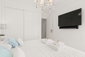 2 slaapkamers, een bureau, een strijkplank/strijkijzer, reisbedje
