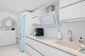 Køleskab, mikrobølgeovn, ovn, kogeplade