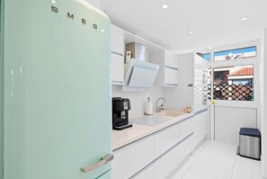 Een koelkast, een magnetron, een oven, een kookplaat