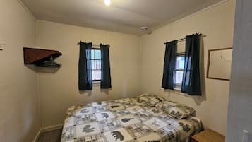 2 bedrooms, WiFi (free), bed sheets