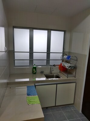 Kühlschrank, Mikrowelle, Wasserkocher, Kochgeschirr/Geschirr/Besteck