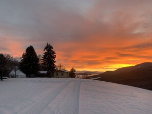 A snow-covered landscape with a clear sky during sunset. - Preber House in Krakaudorf (Krakaudorf)