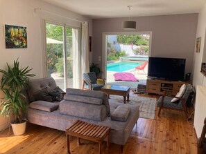 TV, fireplace