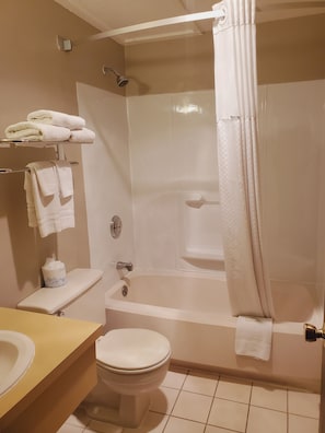 Combined shower/bathtub, hair dryer, towels