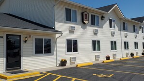 A two-story Wyo Inn with a parking lot in front. - Wyo Inn  (Sheridan)