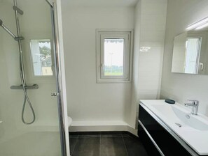 Dusche, Haartrockner, Handtücher, Seife